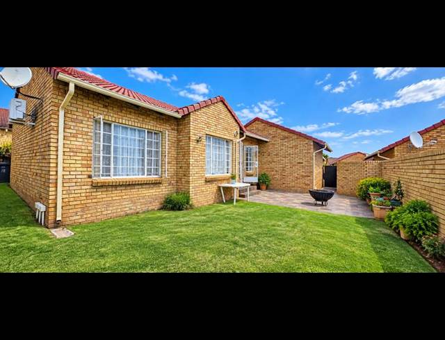 2 BEDROOM TOWNHOUSE FOR SALE IN THE REEDS